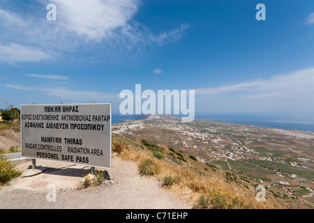 Melden Sie an und zeigen Sie suchen nördlich von Mount Profitis Ilias, Santorini, Griechenland an Stockfoto