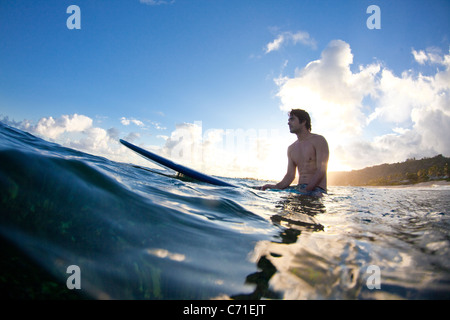 Ein junger Mann in das Licht am Monster Brei auf der Nordküste von Oahu, Hawaii surfen. Stockfoto