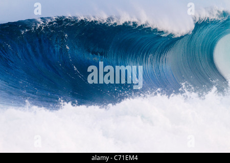 Eine Welle bricht bei Off The Wall in Hawaii. Stockfoto