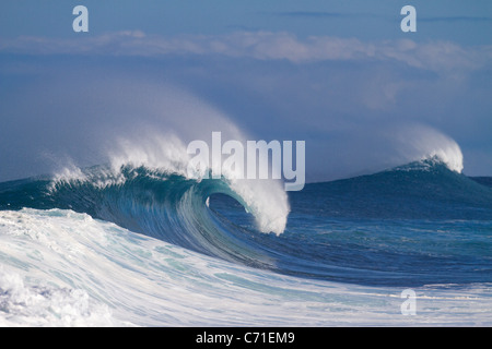 Eine Welle bricht bei Off The Wall in Hawaii. Stockfoto