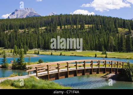 Brücke über Cascade Teich entlang Minnewanka Loop Road, in der Nähe von die Stadt von Banff, Banff Nationalpark, Alberta, Kanada. Stockfoto