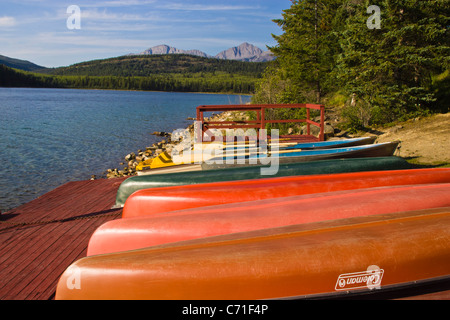 Kanus am Patricia Lake Bungalows am Patricia Lake im Jasper Nationalpark, Alberta, Kanada. Stockfoto