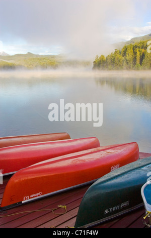 Kanus im Nebel am Patricia Lake im Jasper Nationalpark, Alberta, Kanada. Stockfoto