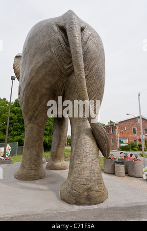 Hinteren Ende eine Statue Jumbo, der Elefant. Eine lebensgroße Statue von Jumbo Elefant in St. Thomas. Stockfoto