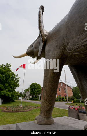 Statue von Jumbo Elefant mit kanadischen Flagge. Eine lebensgroße Statue von Jumbo, der Elefant Stockfoto