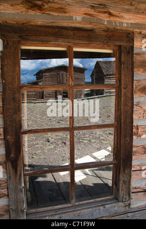 Spiegelbild im Fenster des antiken Gebäudes in Old Trail Town, Cody, Wyoming. Stockfoto
