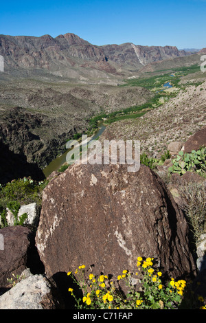 Blick auf den Rio Grande River in Texas und die Sierra del Carmen-Bergkette im Norden Mexikos. Stockfoto