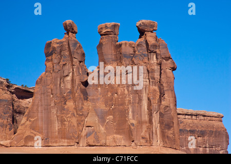 Three Gossips oder Three Sisters Rock Formation im Arches National Park in Utah. Stockfoto