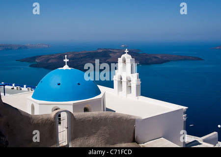 Blaue Kuppelkirche und Caldera von Firostefani, Santorin, Griechenland Stockfoto