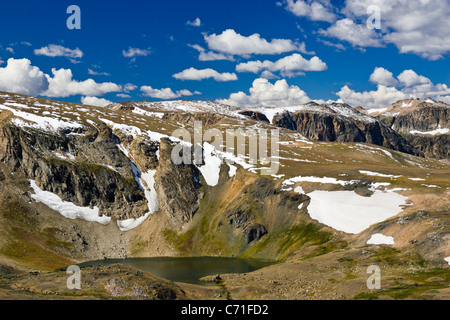 Beartooth Highway, scenic Byway, die zwischen Wyoming und Montana Beartooth Mountain Peaks bei 11.000 Fuß durchquert. Stockfoto