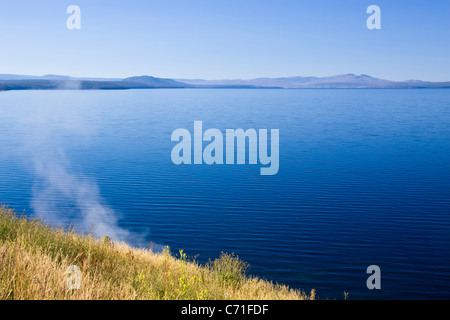 Yellowstone Lake ist das größte Gewässer im Yellowstone Nationalpark in Wyoming. Stockfoto