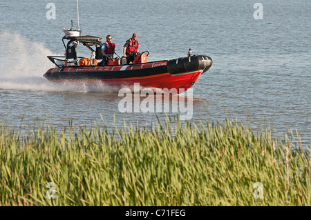 Eine kanadische Küstenwache steifen Rumpf aufblasbare Boot (Rippe) und Crew auf Patrouille Fraser River, Richmond, b.c., Kanada. Stockfoto