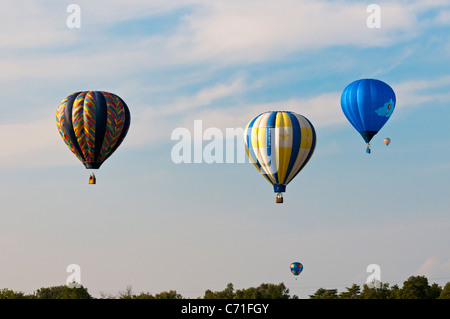 Ein Heißluftballon-Festival in Bealeton, Virginia / fünf Heißluftballons fliegen in unterschiedlichen Höhenlagen. Stockfoto