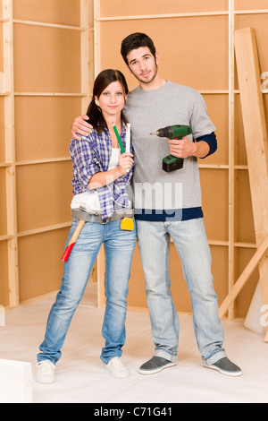 Hauptverbesserung junge Brautpaar mit Reparatur Werkzeug Hand Bohren Herrscher Stockfoto