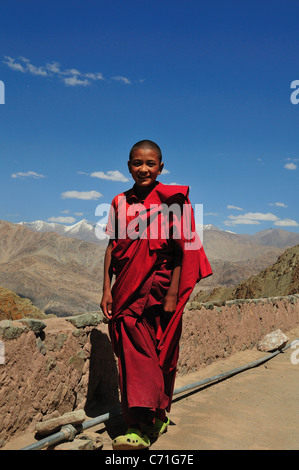 Junger Mönch auf der Oberseite der Hemis-Tempel Stockfoto