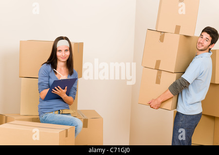 Glückliches junges Paar Umzug in neues Zuhause tragen Kartons Stockfoto