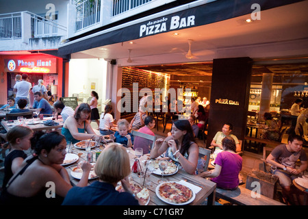 Menschen Essen in Da Paolo Pizza Restaurant, Singapur Asien Stockfoto