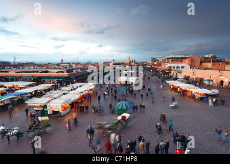 Erhöhten Blick auf die Djemaa el-Fna, Afrika, Nordafrika, Marokko, Marrakesch (Marrakech) Stockfoto