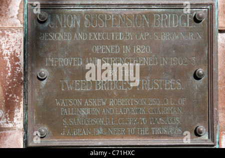 Gedenktafel an der Kettenbrücke oder Union Bridge, zwischen Horncliffe in England und in Schottland Fishwick überspannt den Fluss Tweed. Stockfoto