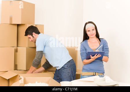 Neue Heimat junge Brautpaar Auspacken Kartons zusammen verschieben Stockfoto