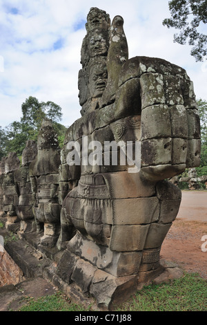 Eine Reihe von Statuen in der Nähe das Südtor von Angkor Thom Stockfoto