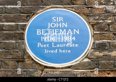 Eine blaue Plakette auf das ehemalige Wohnhaus von Sir John Betjeman in der Nähe von Smithfield in London Stockfoto