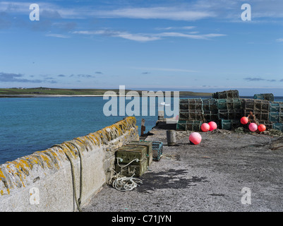 dh South Wick Pier PAPA WESTRAY ISLAND ORKNEY ISLES Creels Und hölzerne Fischkisten entfernten Hafen schottland Stockfoto