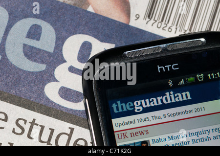 Ein HTC mobile zeigt der Guardian Android app. Stockfoto