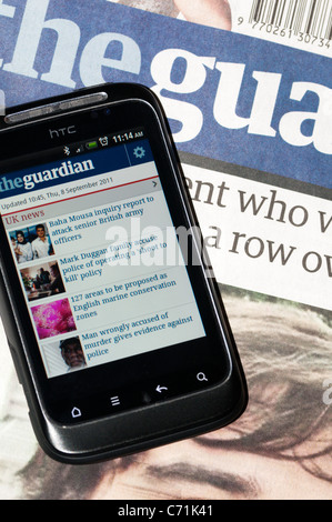 Ein HTC mobile zeigt der Guardian Android app. Stockfoto