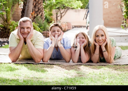Schöne Familie auf dort Hinterhof und einen Blick auf Sie Stockfoto