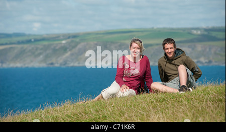 Mutter und Sohn im Teenageralter genießt einen Tag draußen am Meer in Cornwall, England. Stockfoto