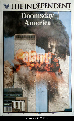 Titelseite Titelblatt Terroranschlag Schlagzeile der unabhängigen britischen Zeitung vom 12. September 2001 "Weltuntergangstag Amerika" am 9/11 (911) greift der WTC das World Trade Center Twin Towers an, das in New York City, NYC, USA, brennt Stockfoto