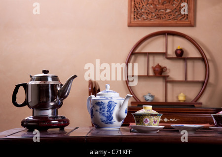 Teekanne und Tasse Tee in einem traditionellen chinesischen Teehaus Stockfoto