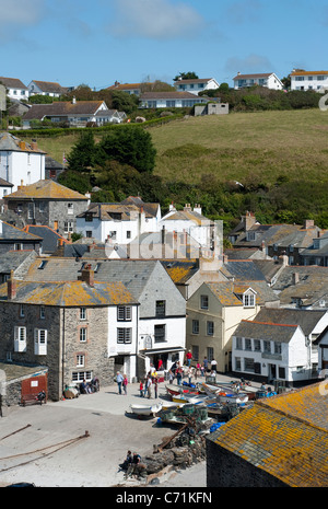 Touristen besuchen die schöne am Meer Angeln Dorf von Port Isaac in Cornwall, England. Stockfoto