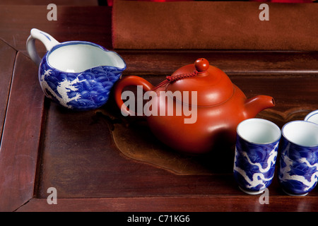 Teekanne und Tasse Tee in einem traditionellen chinesischen Teehaus Stockfoto