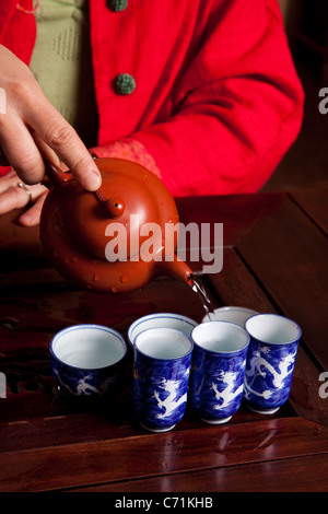 Tee wird auf traditionelle Weise gemacht Stockfoto