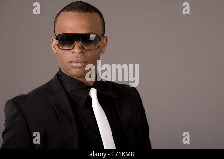 Ethnische junger Geschäftsmann tragen Sonnenbrillen indoor studio Stockfoto