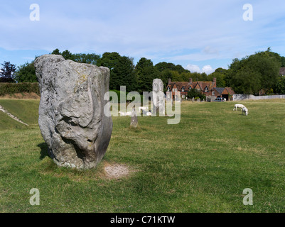 dh Avebury Stone Circle AVEBURY WILTSHIRE megalithischen stehende Kreis und Dorf Steinhaus Stockfoto