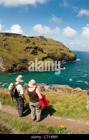 Touristen bewundern die Überreste von Tintagel Castle auf der Halbinsel in Tintagel, Cornwall, England. Stockfoto