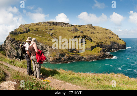 Touristen bewundern die Überreste von Tintagel Castle auf der Halbinsel in Tintagel, Cornwall, England. Stockfoto