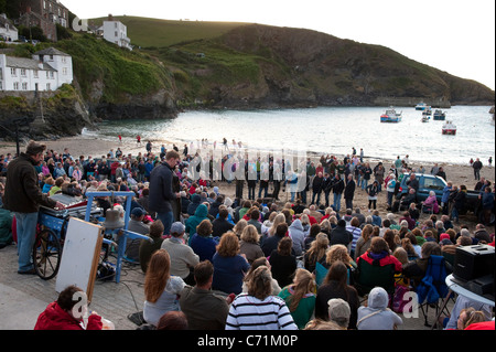 Menschenmengen versammelten sich auf der Platt in Port Isaac, an des Fischers Freunde, eine lokale Gruppe der Shanty-Sänger zu hören. Stockfoto