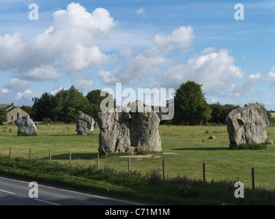 dh Avebury Stone Circle AVEBURY WILTSHIRE Neolithische stehende Steine Road Side Weltkulturerbe großbritannien Stockfoto