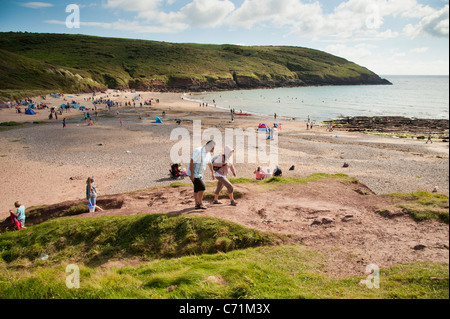 August Bank Holiday Wochenende, Holidaymakes am Manorbier Strand, Pembrokeshire Coast National Park, Wales UK 2011 Stockfoto