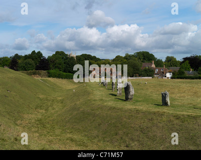 dh Avebury Stone Circle AVEBURY WILTSHIRE Erdarbeiten Graben Henge stehenden Steinen Kreis Stockfoto