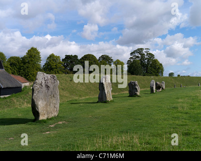 dh Avebury Stone Circle AVEBURY WILTSHIRE Erdarbeiten Graben Henge stehenden Steinen Kreis Stockfoto