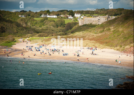 August Bank Holiday Wochenende, Manorbier Burg und Strand, Pembrokeshire Coast National Park, Wales UK 2011 Stockfoto