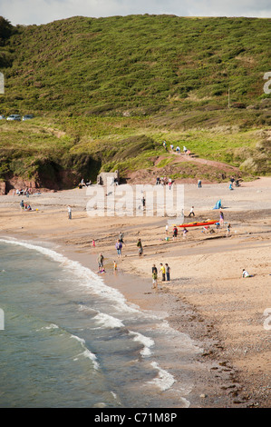 Urlauber am Manorbier Strand, Pembrokeshire Coast National Park, Wales UK 2011 August Bank Holiday Wochenende Stockfoto