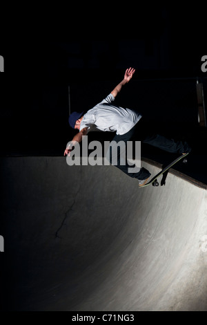 Ein glücklicher sportlicher Mann skateboards in der Nacht in Idaho. Stockfoto