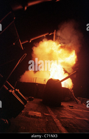 DIE EINLEITUNG DER ERSTEN TOMAHAWK-MARSCHFLUGKÖRPER GEGEN DIE TALIBAN IN AFGHANISTAN VON DER USS PHILIPPINE SEA 7. OKTOBER 2001 Stockfoto