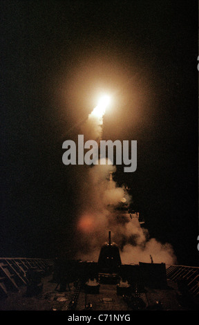 DIE EINLEITUNG DER ERSTEN TOMAHAWK-MARSCHFLUGKÖRPER GEGEN DIE TALIBAN IN AFGHANISTAN VON DER USS PHILIPPINE SEA 7. OKTOBER 2001 Stockfoto